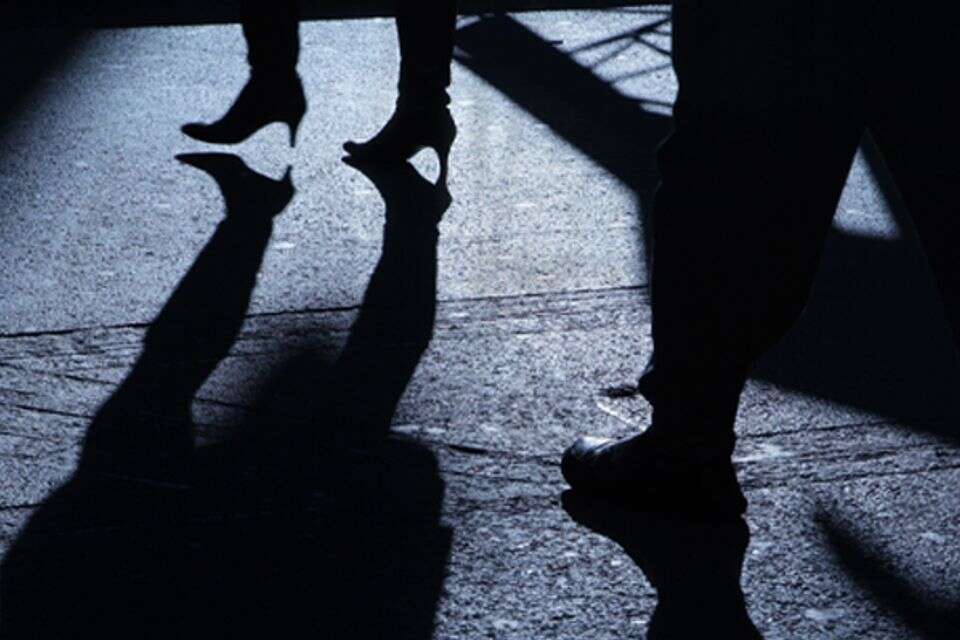 "פתאום ראיתי שהוא נעמד מאחוריי": הגבר המסתורי שעוקב אחרי נשים בלילות , ללא