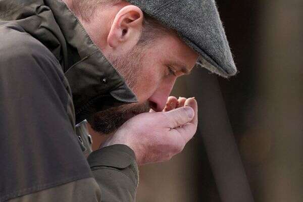 הנסיך הבריטי וויליאם, נסיך וויילס, מרחרח קומפוסט של תולעים במהלך ביקור בחוות Lower Blakemere בהרפורד, מערב אנגליה ב-28 בינואר 2025 , Jacob King / POOL / AFP