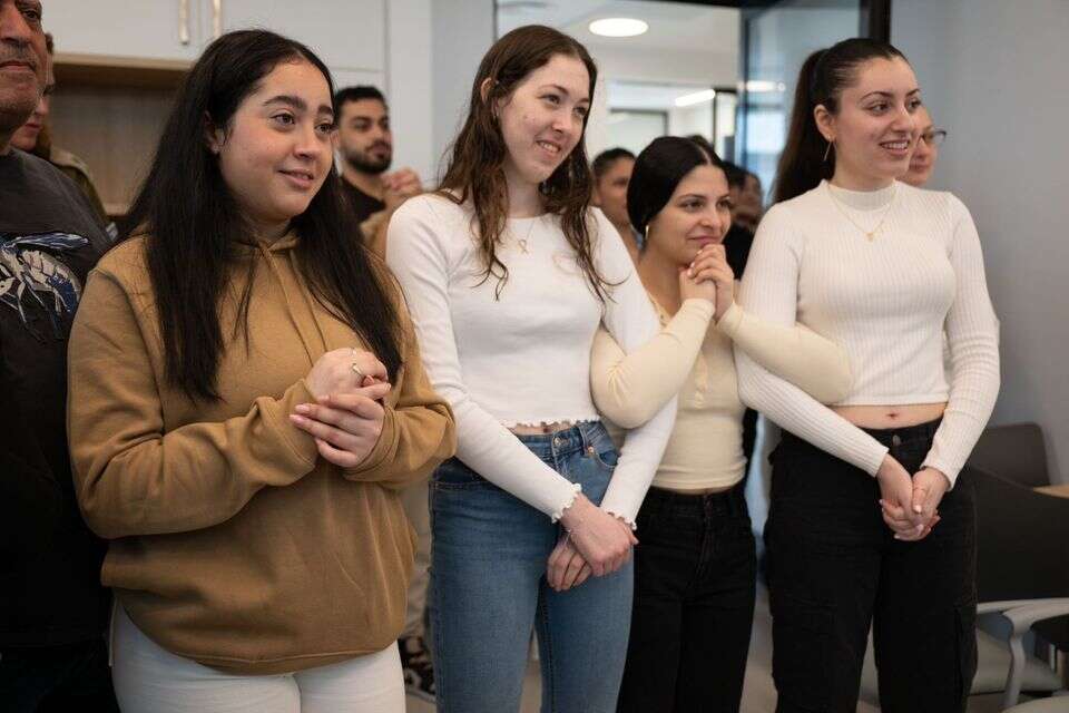 התצפיתניות קרינה ארייב, דניאלה גלבוע, נעמה לוי ולירי אלבג צופות בשחרור של אגם מביה"ח , דובר צה"ל