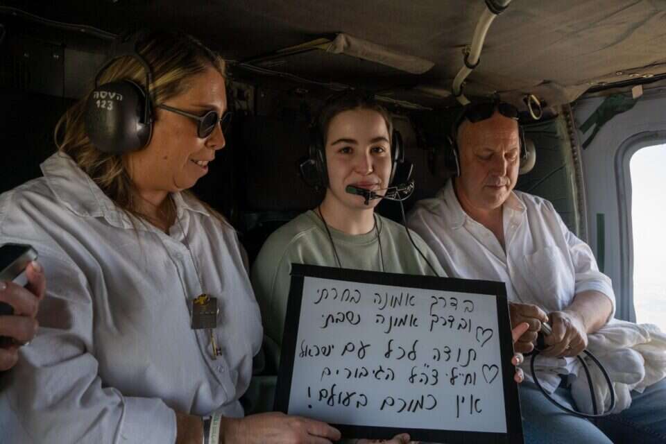 "בדרך אמונה שבתי". אגם ברגר עם הוריה במסוק בדרכם לבית החולים בילינסון , דובר צה"ל