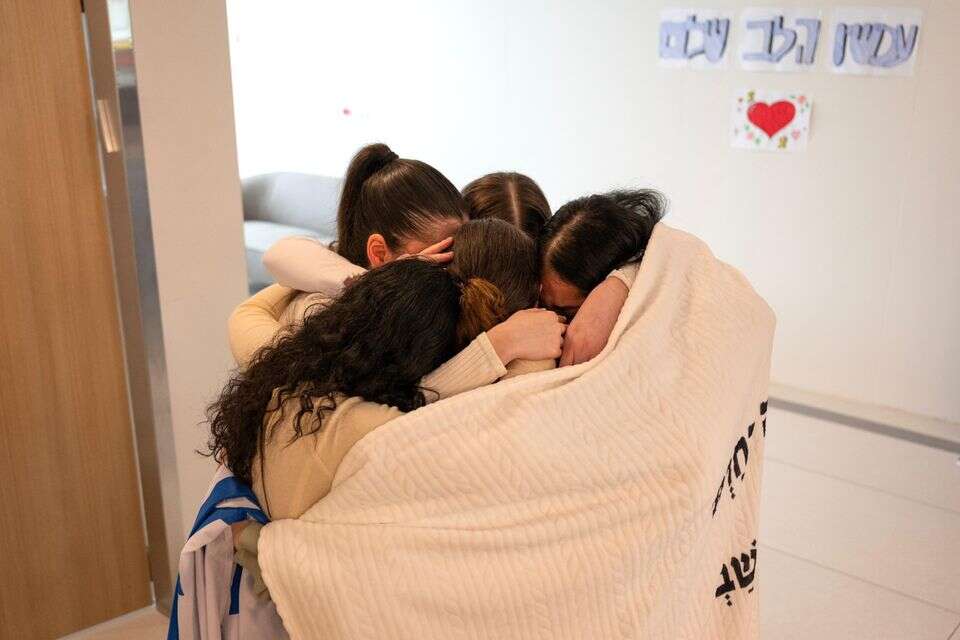 התצפיתניות מתאחדות לאחר שחרורה של אגם , דובר צה"ל