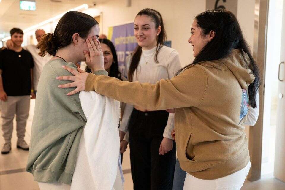 התצפיתניות מתאחדות לאחר שחרורה של אגם , דובר צה"ל