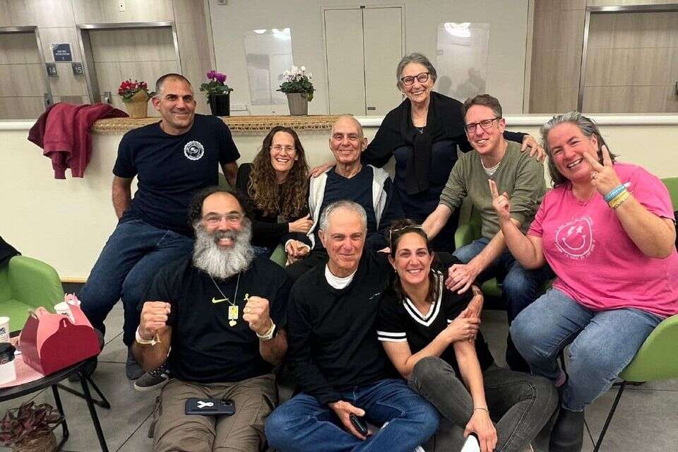 לאחר 482 ימים בשבי חמאס: גדי מוזס בן ה-80 עם משפחתו , ללא
