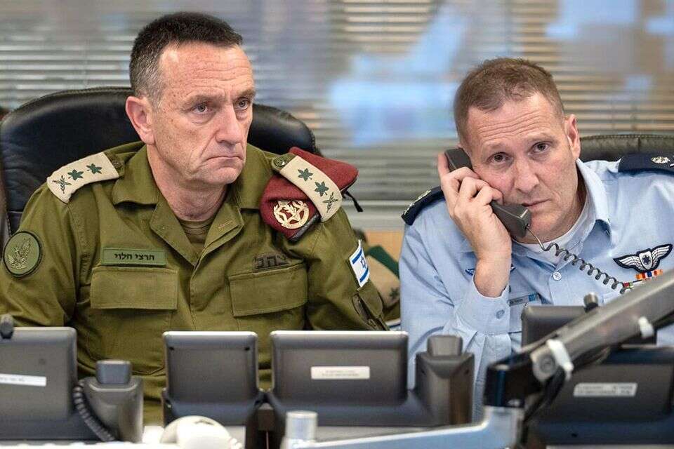 הרמטכ"ל הרצי הלוי ומפקד חיל האוויר האלוף תומר בר בהערכת מצב (ארכיון) , דובר צה"ל