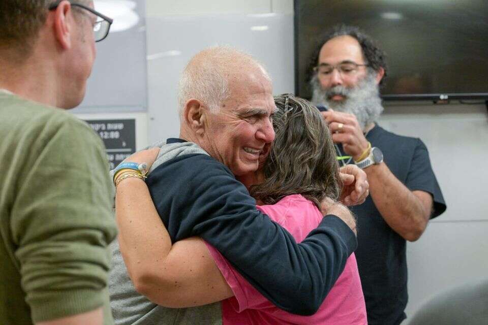 גדי מוזס פוגש את בני משפחתו בבית החולים , מעיין טואף/לע"מ