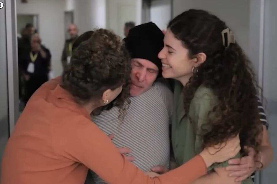 קית' סיגל במפגש עם בנותיו , .