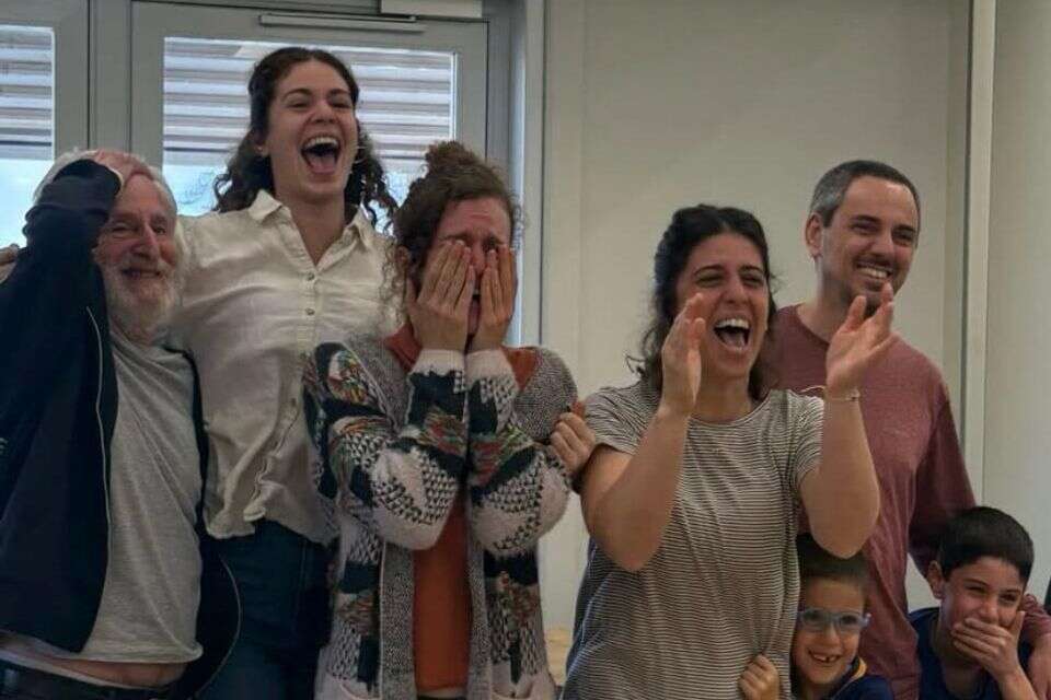 משפחתו של קית' סיגל צופה בשחרורו , צילום מסך