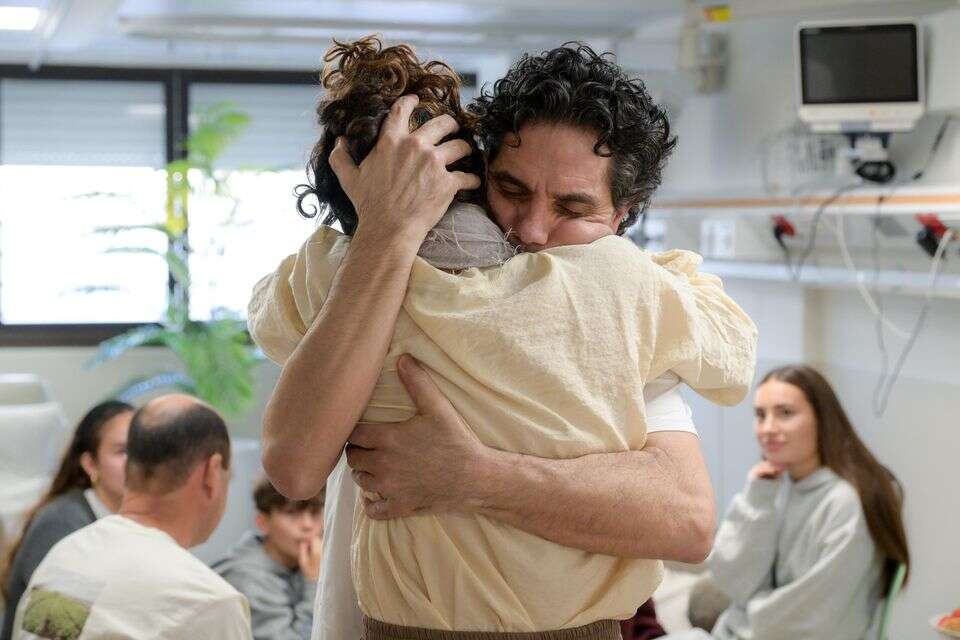 עופר קלדרון נפגש עם בת זוגו, אלה גולן, בבית החולים שיבא , ללא
