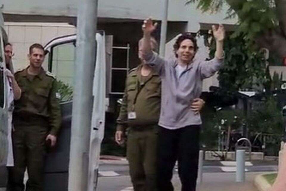 עופר קלדרון מנופף לקבוצת הרכיבה שלו , צחי אביב