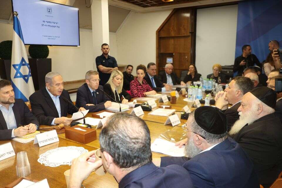 ישיבת ממשלה בקריה בתל אביב (ארכיון)
 , יריב כץ