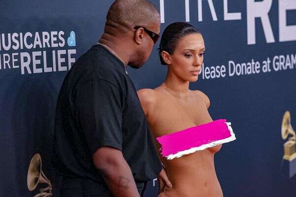 קניה ווסט וביאנקה סנסורי על השטיח האדום של טקס גראמי 2025 , רויטרס