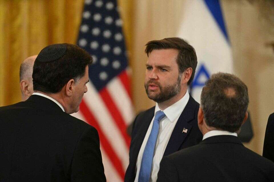 סגן הנשיא ואנס בשיחה עם השר דרמר , אי.אף.פי