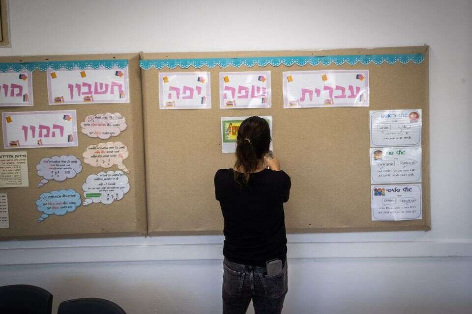 מורה מחנכת בבית ספר, בתחילת שנת הלימודים , אורן בן חקון