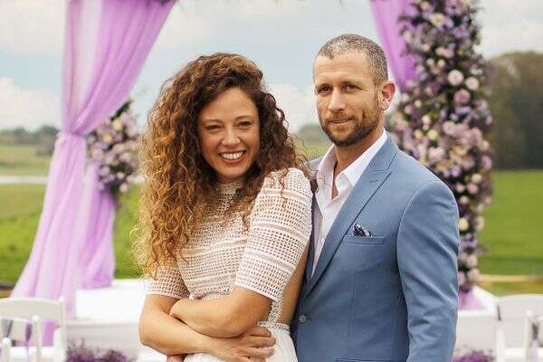 ביטלה מופע בעקבות מצבה הבריאותי. איילה מינקר עם החתן ששודך לה שחר גל , ניצן גור