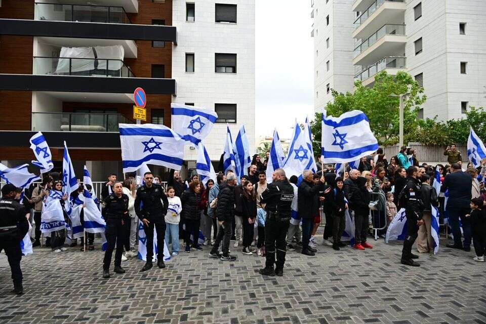 מחכים ליד הבית של דניאלה גלבוע , יוסי זליגר