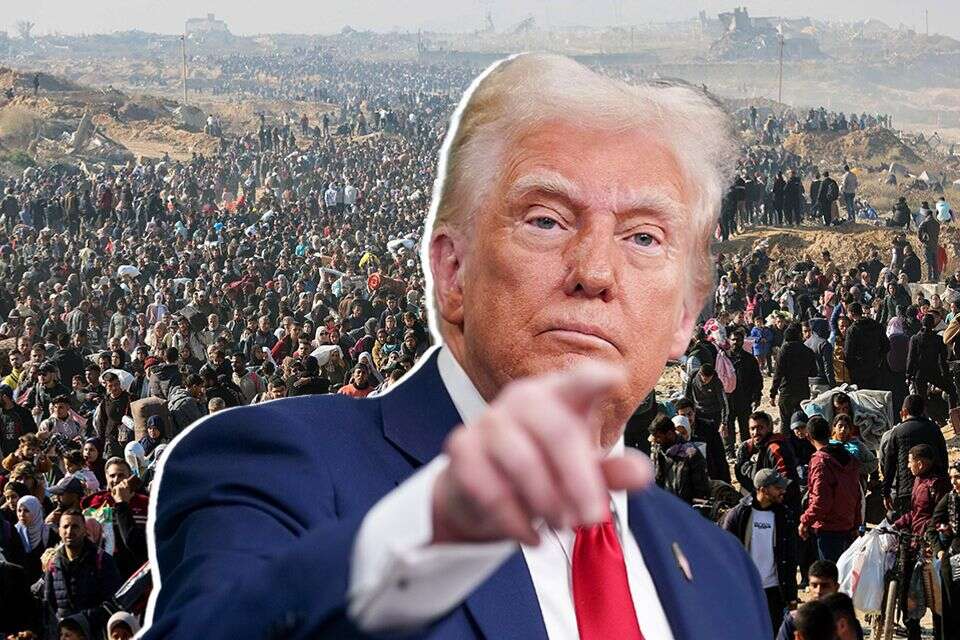 טראמפ על רקע עזתים בדרך לביתם , EPA, AFP