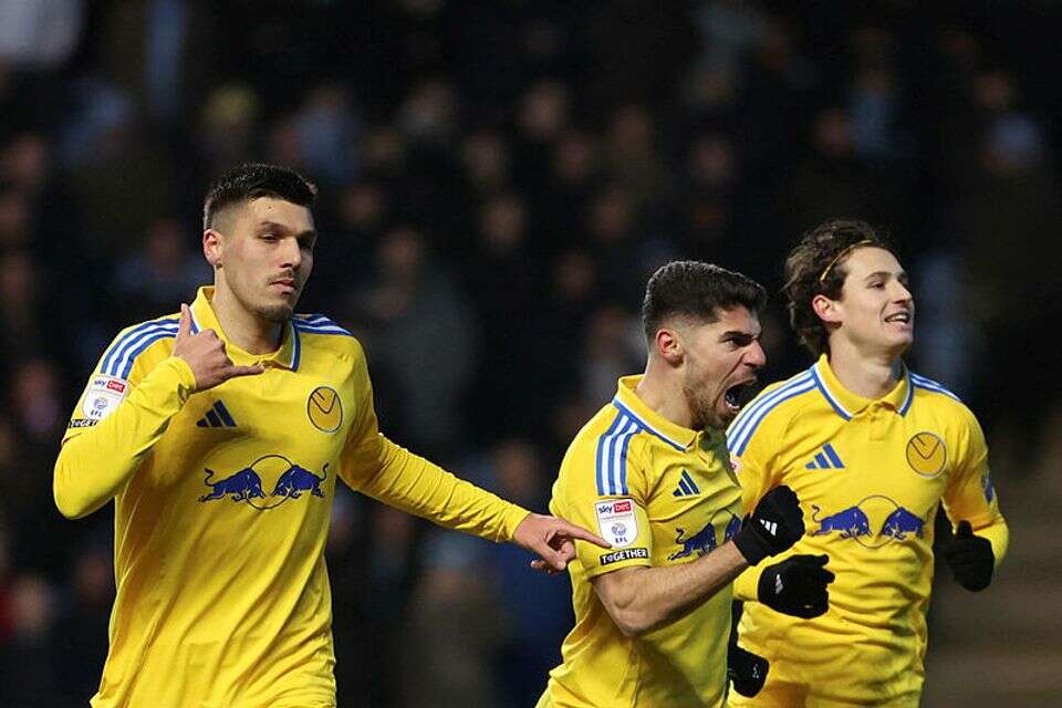 מנור סולומון חוגג עם שחקני לידס , Getty Images