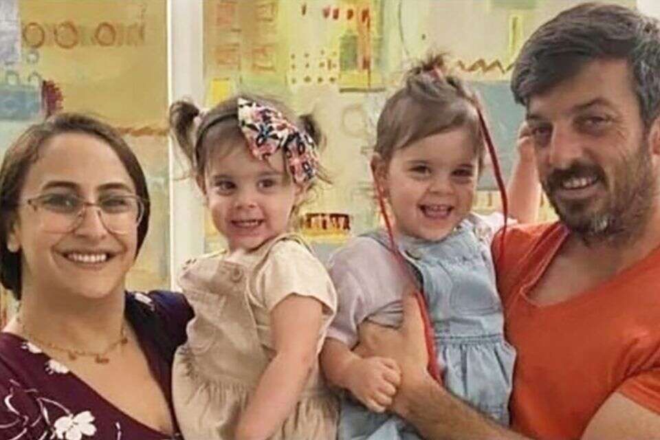 משפחת קוניו. דוד יחד עם יולי, אמה ושרון, שחזרו בעסקה הראשונה , ללא