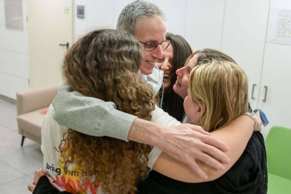 אוהד בן עמי מתאחד עם אשתו ובנותיו , מעיין טואף / לע"מ