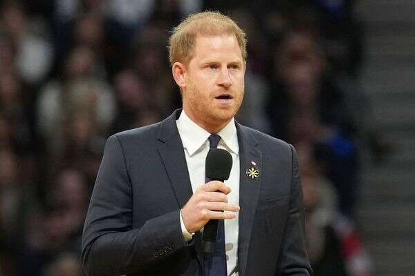 הנסיך הארי נואם במהלך טקס הפתיחה של משחקי Invictus בוונקובר, קולומביה הבריטית, יום שבת, 8 בפברואר 2025 , Ethan Cairns/The Canadian Press via AP