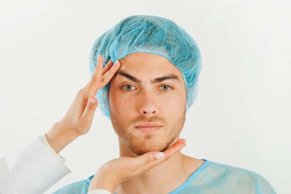 השרירים בצד אחד של הפנים הופכים לחלשים או משותקים. פציאליס , freepik