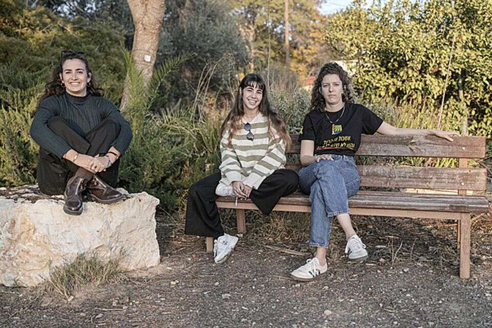 "רצון להיות בעניינים, להתנדב למען החברה". מאיה, טליה ונועם , ללא