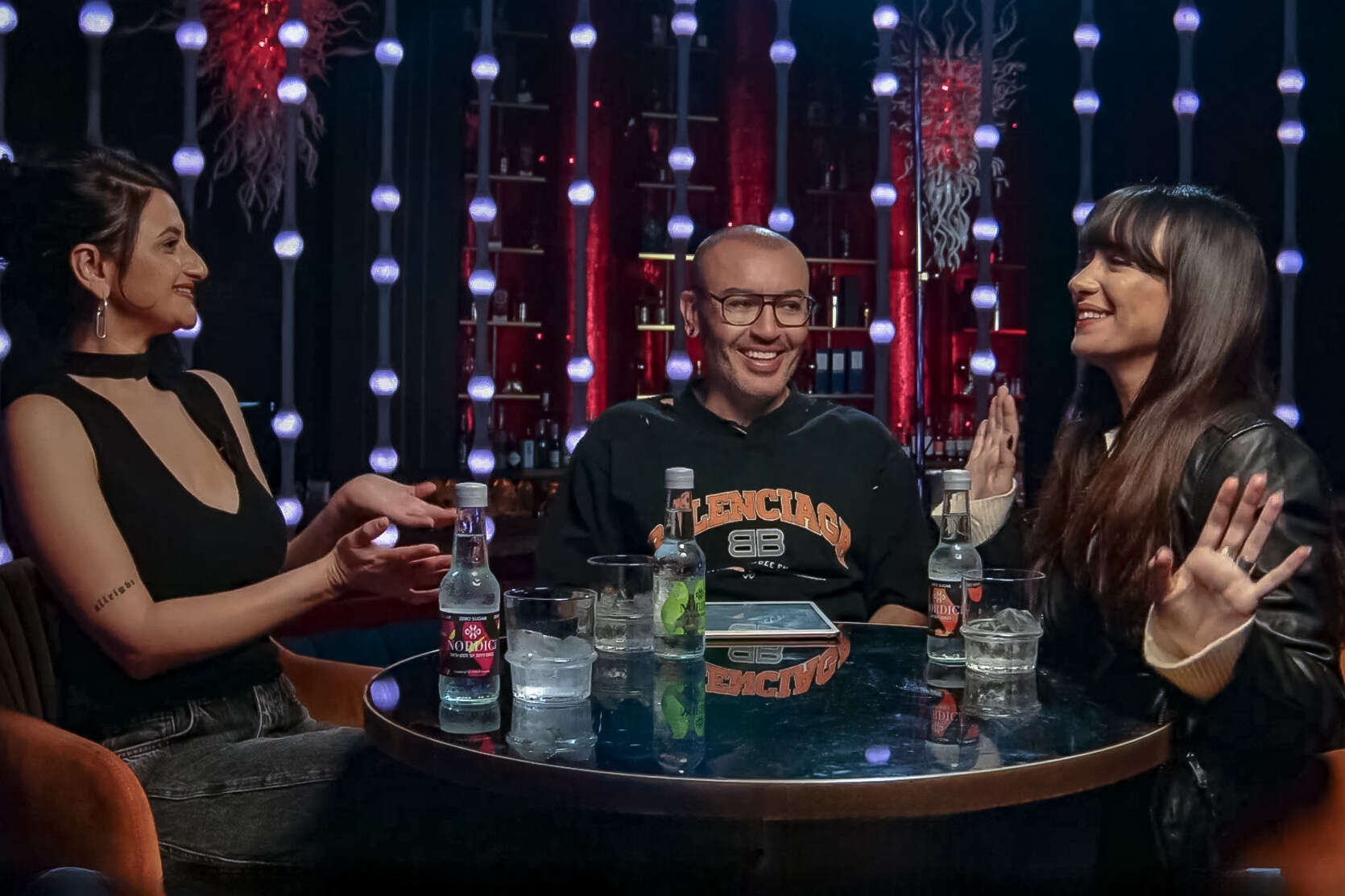 צמד הפודקאסט "הכל דפוק", עינת הולנד ואלי סטין, עם העורך הראשי של For Real, ערן סויסה , ForReal