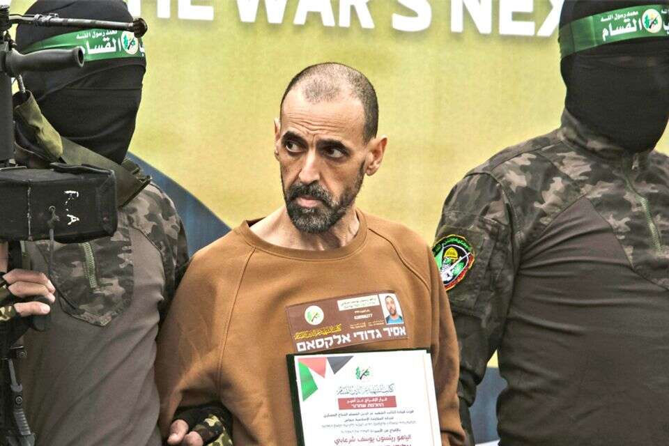 אלי שרעבי לפני שחרורו מהשבי. הושפל על ידי חלאות אדם , אי.פי.אי