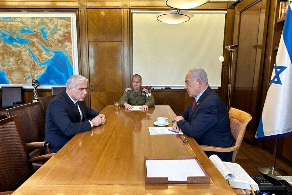 נתניהו בלשכתו בתדרוך ביטחוני עם לפיד , חופשי