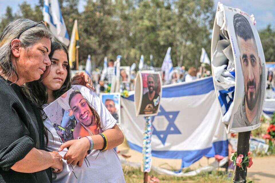 משפחות נרצחי הנובה בין תמונות יקיריהן במתחם יער רעים , ללא