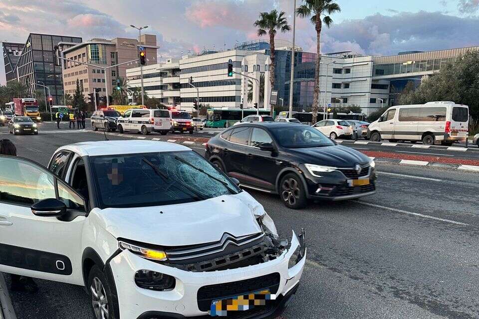 זירת התאונה סמוך לצומת מת"מ בחיפה , מד"א