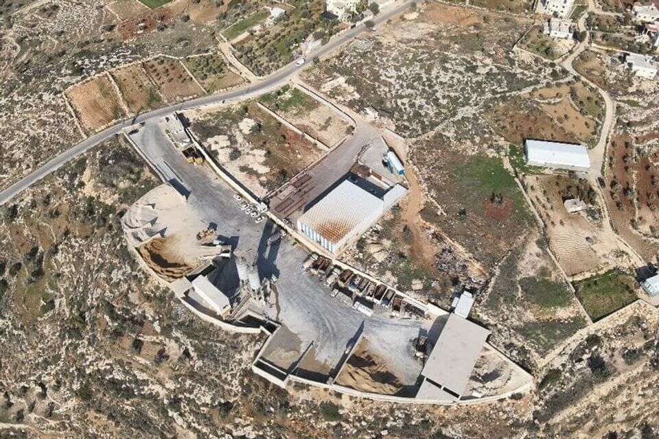 המפעלים שמאפשרים בניית מאות מבנים בלתי חוקיים , תנועת רגבים