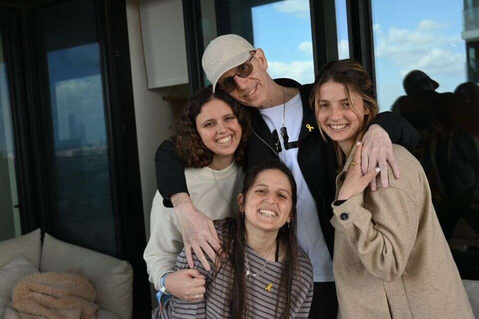 אוהד בן עמי ומשפחתו, תמונה ראשונה בביתם , באדיבות המשפחה