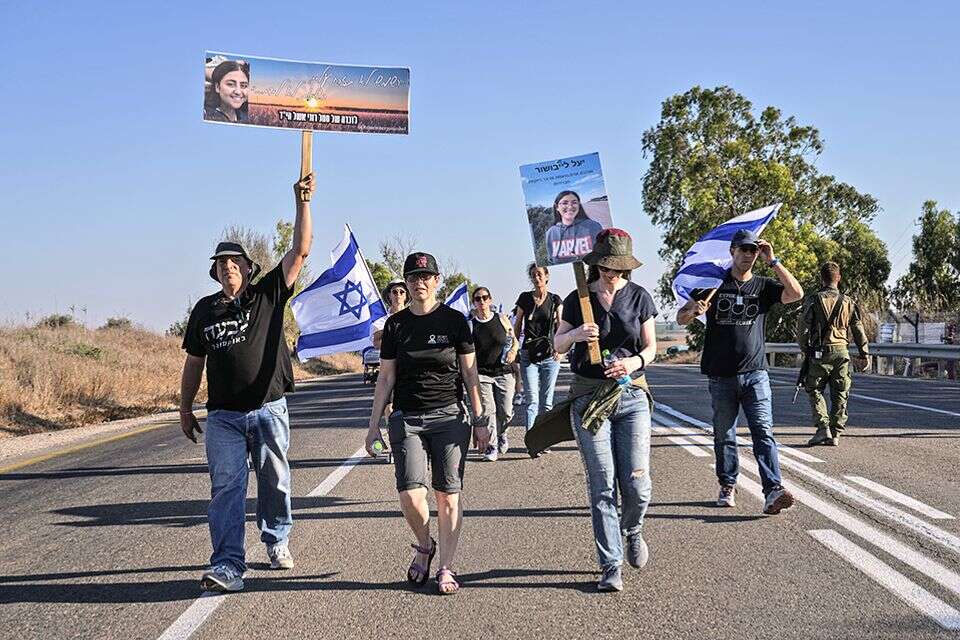 צעדת הורי התצפיתניות שנרצחו בנחל עוז, בדרישה להקים ועדת חקירה ממלכתית , ללא