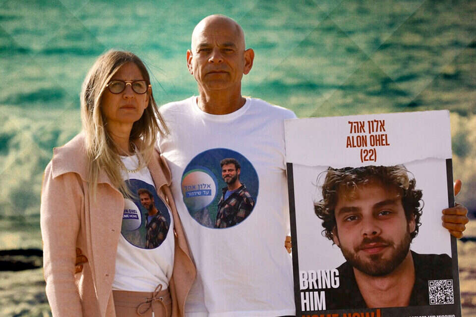 עידית וקובי אהל עם תמונתו של בנם אלון החטוף בעזה , מישל דוט קום
