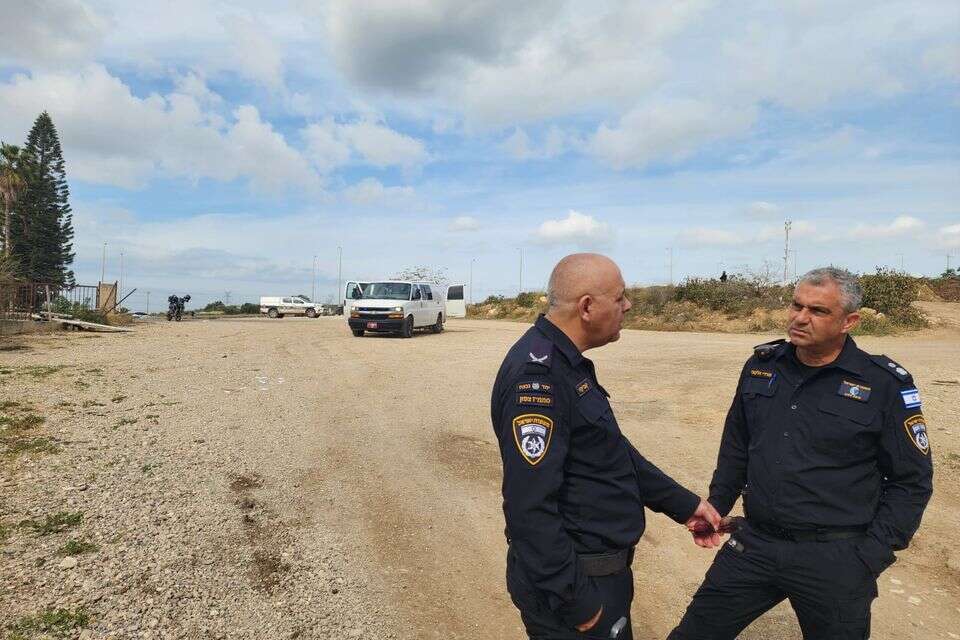סגן מפקד המחוז, תנ"צ קובי קרני, הגיע למקום. זירת האירוע בטמרה , ללא