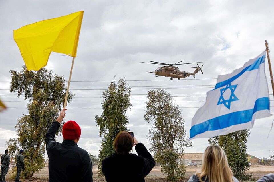 מצפים לבואם. המסוק שהביא את החטופים לישראל , רויטרס