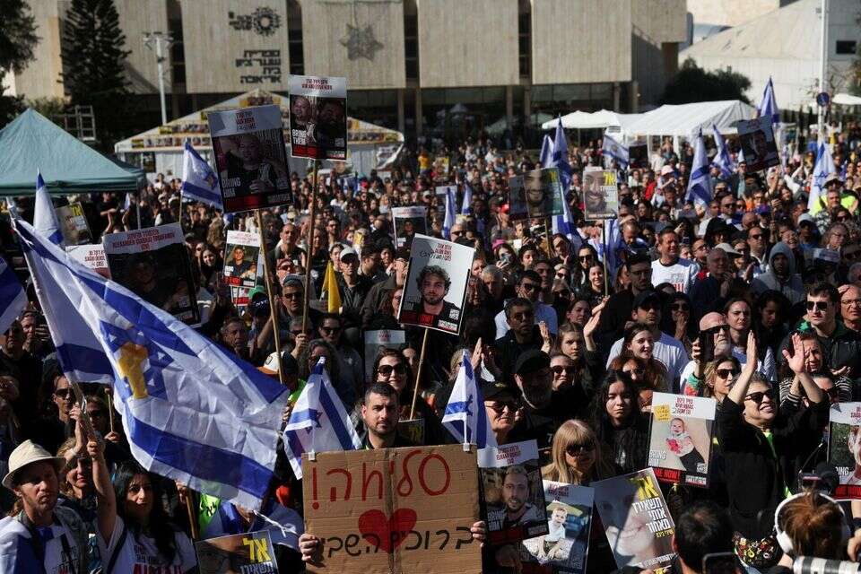 רבים התכנסו בכיכר החטופים לצפות בשחרור , רויטרס
