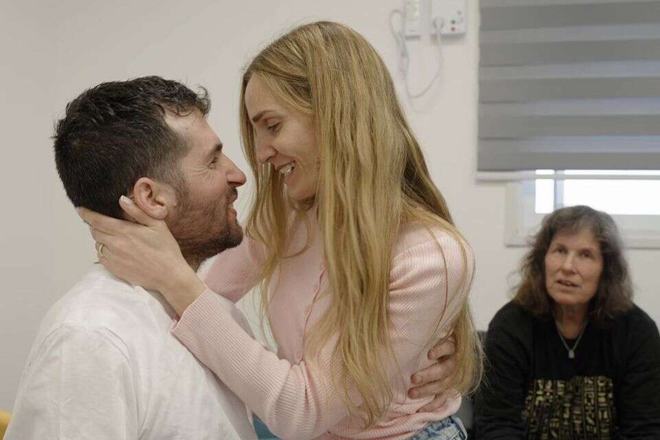 שגיא במפגש הראשון המרגש עם אשתו אביטל , דובר צה"ל
