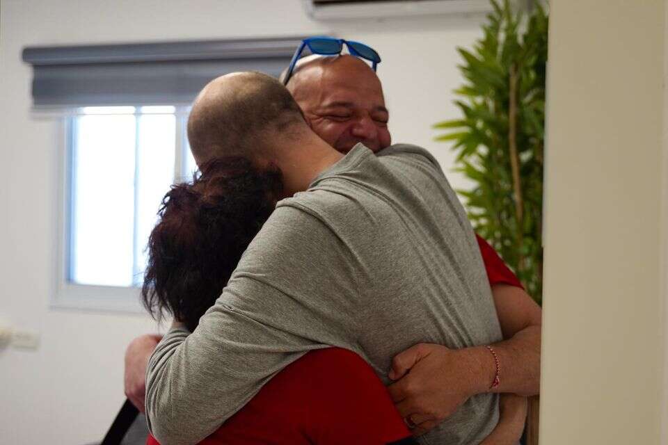 יאיר הורן במפגש עם אמו רותי ואחיו עמוס , דובר צה"ל