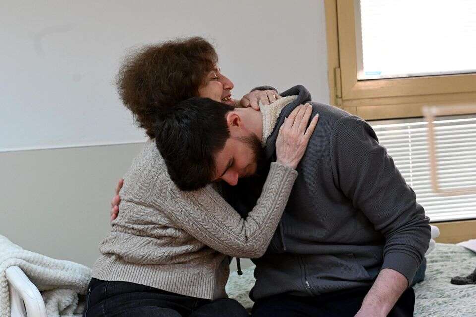 סשה טרופנוב נפגש בבית החולים שיבא עם סבתו אירנה , אבי אוחיון לע"מ