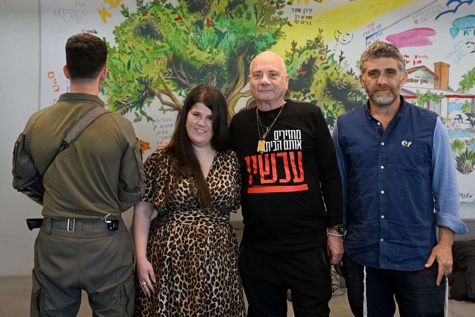 משה שפירא לצד לואיס הר, קורל גבאי וסרן א' במפגש המרובע , אפרת אשל