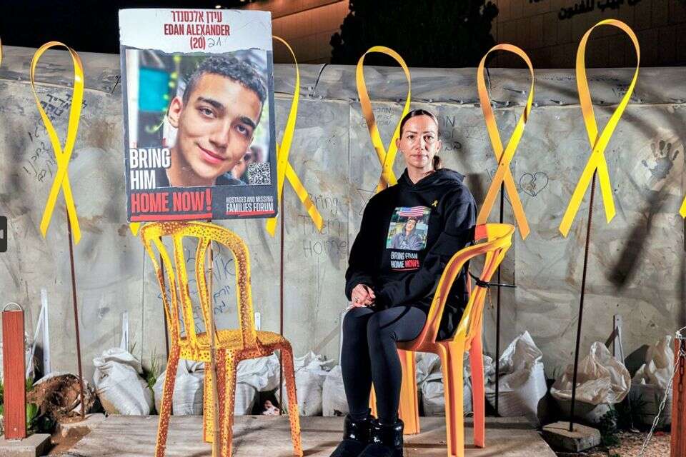 יעל עם תמונת בנה בכיכר החטופים , יהושע יוסף