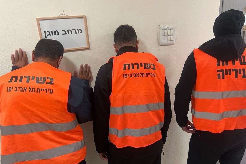 שב"חים נעצרו בתל אביב כשהם לבושים בווסטים של העירייה , דוברות המשטרה