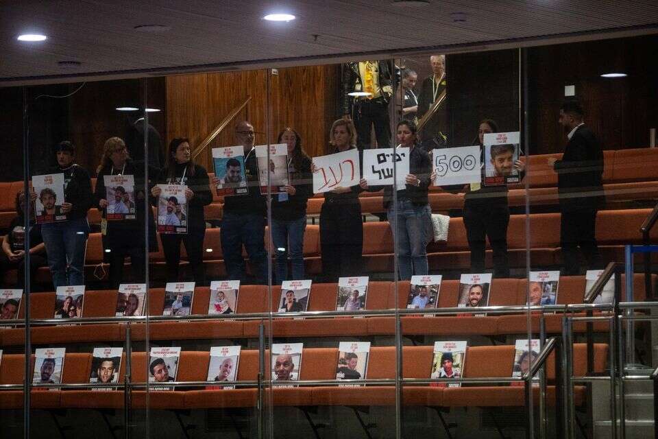 פעילים ביציע המליאה בהצעת אי אמון על 500 יום למלחמה , אורן בן חקון