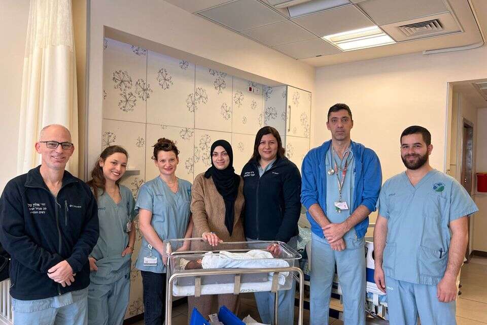 היולדת מרים ביום השחרור שלה עם הצוות הרפואי , דוברות המרכז הרפואי העמק