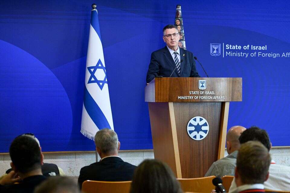 שר החוץ גדעון סער , מרדכי גורדון, משרד החוץ