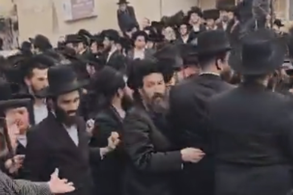 הפגנת חרדים קיצוניים נגד האדמו"ר מקרלים לאחר שניהל מגעים עם הצבא לגיוס בחורי ישיבות , .