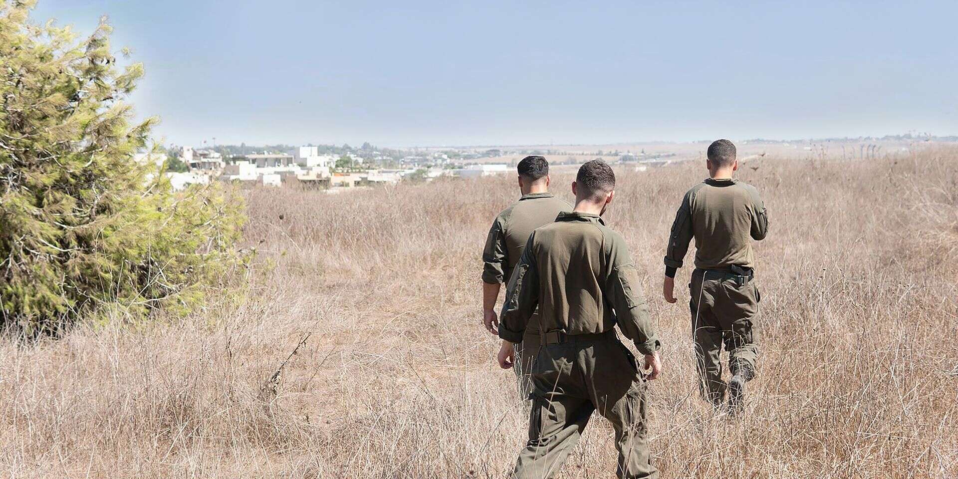 לוחמי "אריות הזעם" בשדה הקרב בניר עם. המחבלים התבצרו במדגרה ולא הפסיקו לירות , עברי לחובר פרץ, "במחנה"