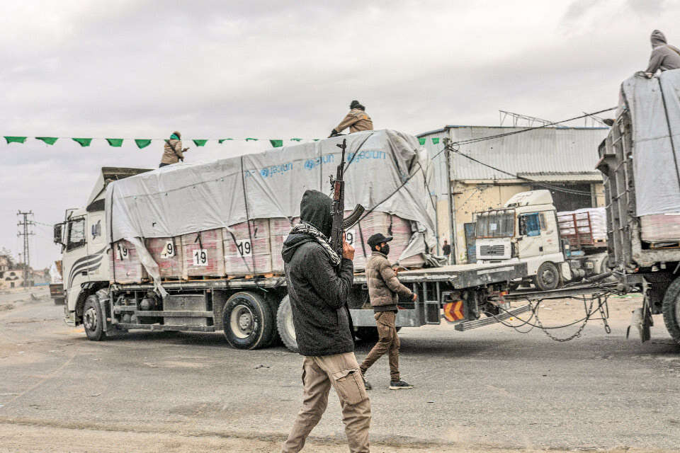 חמושי חמאס ליד משאית סיוע (ארכיון) , אי.אפ.פי